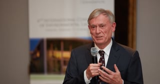 Horst Köhler speaking into a handheld microphone